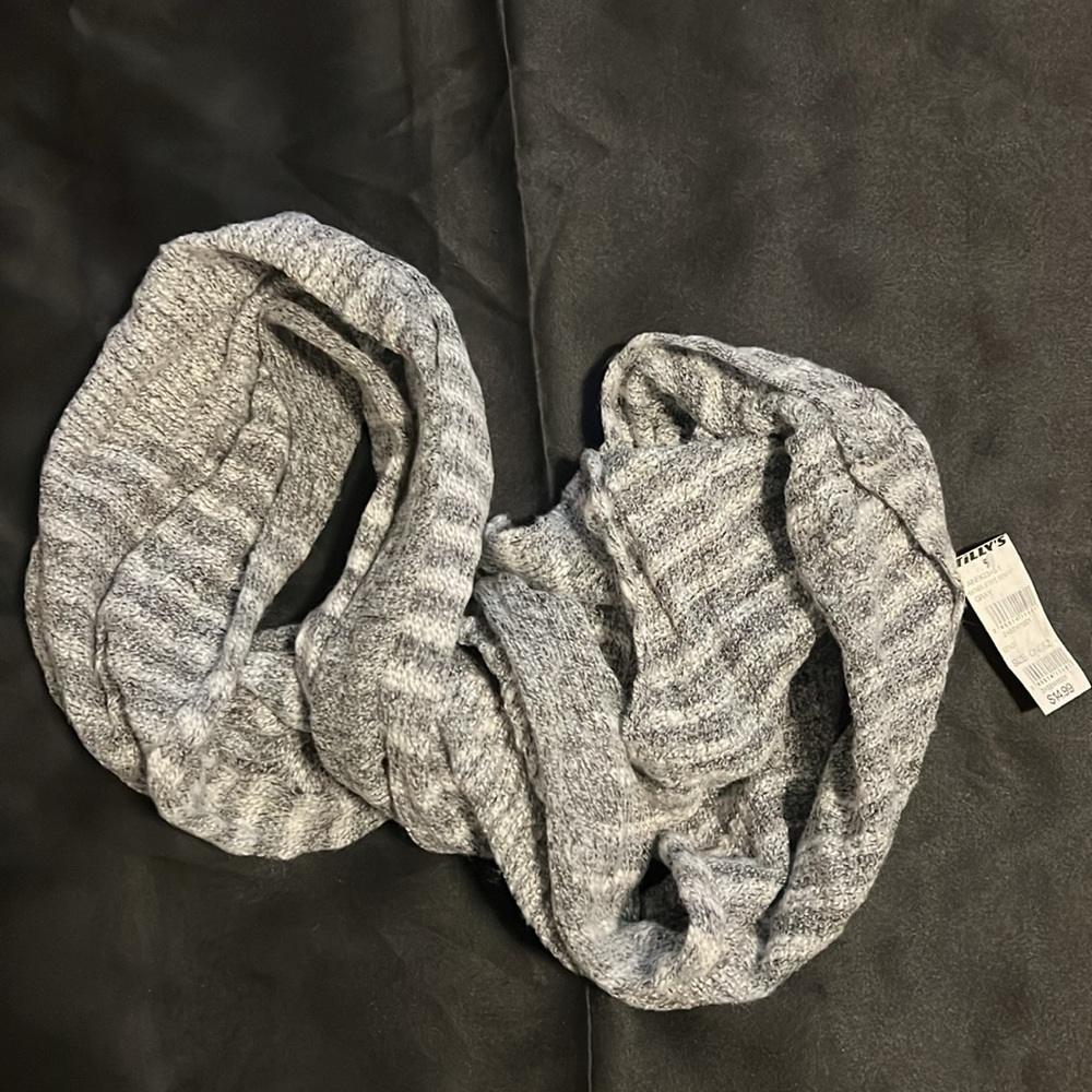Tilly’s grey and white infinity scarf NWT